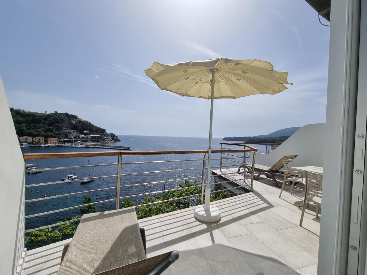 Hotel Plaza Porto Azzurro Extérieur photo