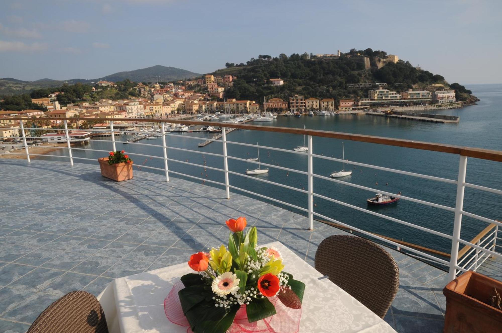 Hotel Plaza Porto Azzurro Extérieur photo